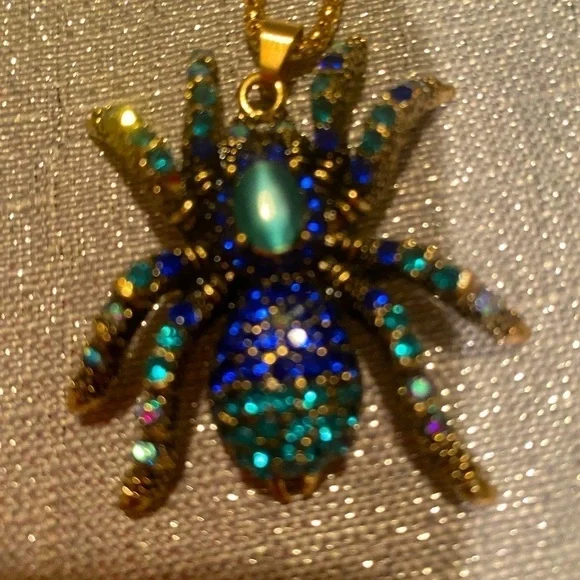 BETSEY JOHNSON BLUE & GREEN SPIDER PENDANT ON  GOLD-TONE  CHAIN - Picture 1 of 5